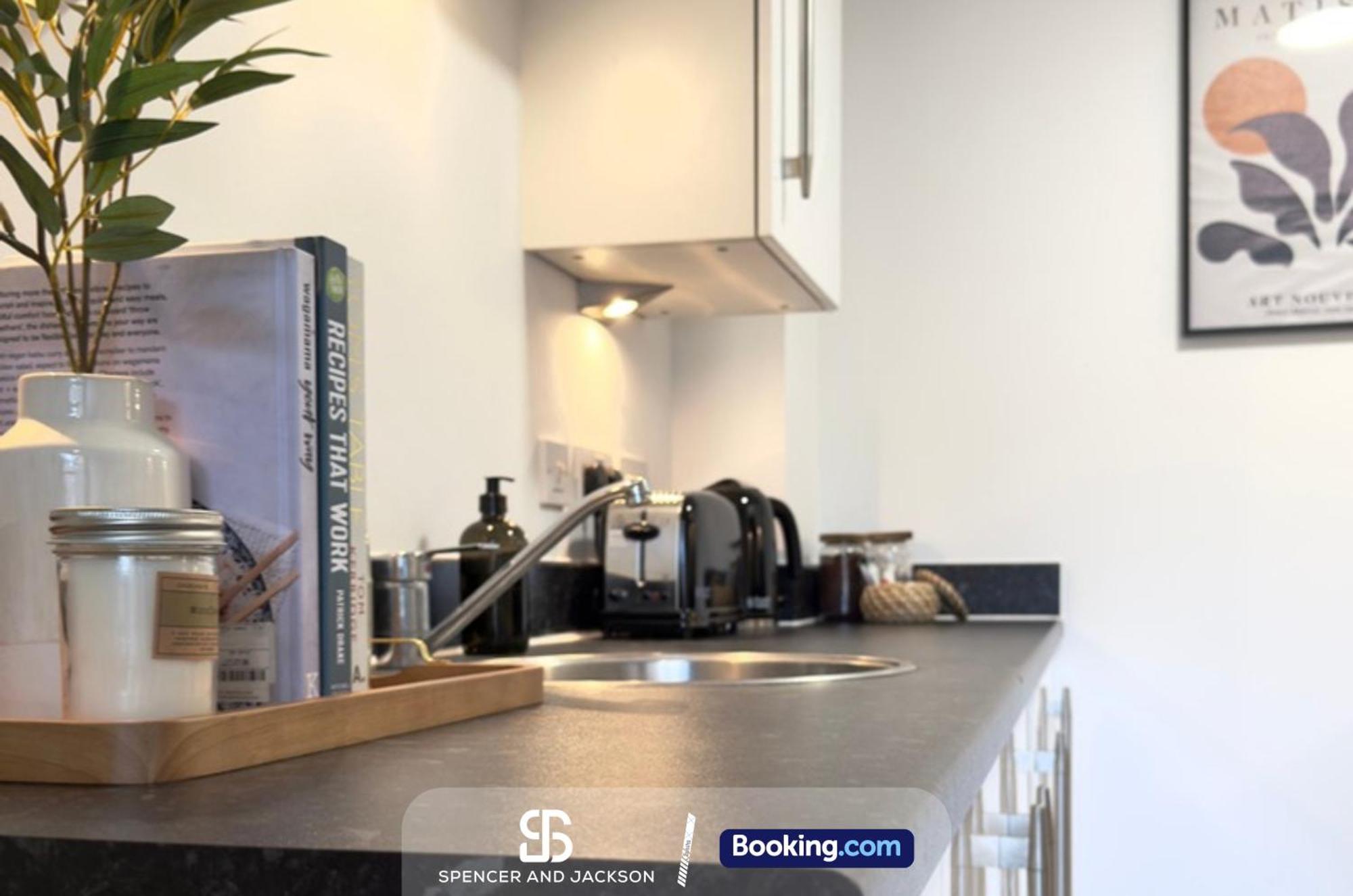 1 Bedroom City Centre Apartment Near The University And Bodleian Library By Spencer And Jackson Short Lets & Serviced Accommodation Oxford Exterior photo
